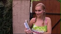 La floozie collégienne Katie Ray permet à son jardinier de percer son jeune cul serré et de coller son joli visage avec son énorme outil