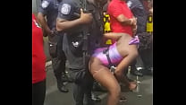 Popozuda Negra Sarrando at Police in Street Event