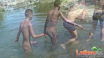 I latinos riscaldati si bagnano e diventano gay sotto il sole
