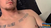 Чувак с прямыми татуировками Lex Lane поглаживает хуй, пока не кончит