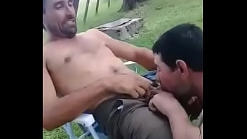 Пожилой мужчина занимается оральным сексом с другом
