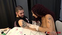 Fick meine sexy Tattoo-Künstlerin Mara Martinez mit dicken Titten