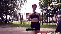A vadia adolescente magrela alemã ruiva é rebocada publicamente pela EroCom Date e transa com o ponto de vista ao ar livre
