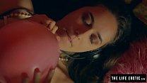 Nahaufnahmen von geschwollenen Brustwarzen MILF masturbiert hart auf einem Ballon