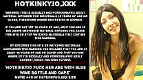 Hotkinkyjo baise son cul avec une bouteille de vin bleu et le gape