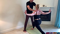 Il figliastro aiuta la matrigna a fare yoga e ad allungare la figa
