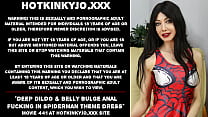 Tiefer Dildo und Bauchwölbung beim Analficken im Spiderman-Themenkleid Hotkinkyjo