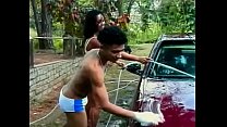A lavagem de carros transformou a suculenta prostituta brasileira Sandra em uma terrível ação ao ar livre de três canos duplos