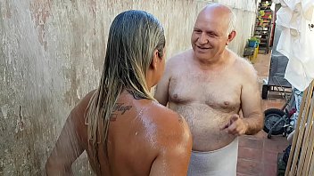 おじいちゃんがビーチで出会ったノヴィーニャを入浴!!!パティバット-クレイジーボボ-エルトロデオロ