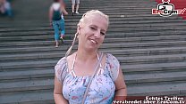 La ragazza normale tedesca ha un appuntamento al buio con EroCom Date con il seno sospeso ed è rimorchiata e scopata