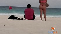 Nur zwei von ihnen wurden ermutigt, mich zu berühren, als sie den Arsch in Tanga am Strand zeigten und Männer wärmten. (Vollständiges Video auf premium xvideos channel)