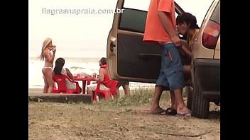 Freches Paar hat Oralsex in der Öffentlichkeit am Strand in Mongaguá - SP