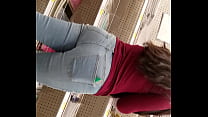 Тинка с большой задницей в обтягивающих джинсах