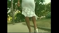Rapariga com sandálias tanga de salto