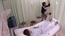 Der Arsch einer japanischen Frau darf im Krankenhausbett aufblitzen