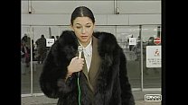 Kika anal em um casaco de pele de raposa preto