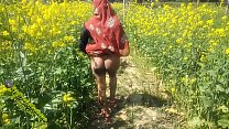 A buceta desi cremosa de um trabalhador da aldeia fodida no campo em pornografia hindi