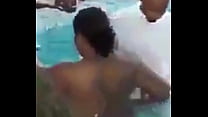 Pastor chupa y folla en una piscina