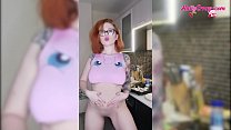 Busty Redhead Balli Nuda su Cucina - Soft Erotica