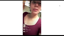 Schlampe zeigt ihre Brüste auf Live auf Instagram