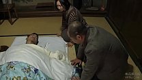 彼の麻痺した友人と彼の妻を訪ねる