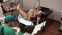かわいい巨乳の黒人トリ・サンチェスが足を広げてタンパの医師に診察を受け、新入生の身体検査を受ける - パート7/8 - MedFetムービー専用 GirlsGoneGyno Clinic Reup