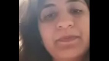 Индийская девушка мастурбирует на камеру