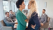 Donna d'affari Brandi Love sesso lesbico in ufficio