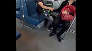 Afferrando il suo cazzo in metropolitana