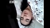 Petite uzbeque bela garota dedilhando buceta em masturbação solo