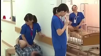 病院でコロナウイルスを使用して患者を治療する医師