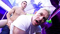 Hijastro cachondo se folla a su padrastro muy duro - porno gay