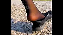 Sneakers voeten voet fetisj videoclip teen meisje glijdt uit haar bezwete stinkende schoenen
