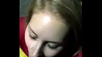 Sexe anal public et soin du visage avec une fille blonde dans un parking