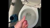 Wichsen in öffentlichen Toiletten mit großem Cumshot am Ende
