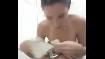 Nackt im Badezimmer
