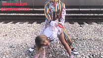 O palhaço fode a garota nos trilhos do trem