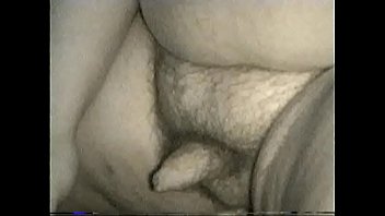 Gordo bisexual masturbandose con pene chico y eyaculacion