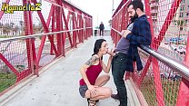 MAMACITAZ - Un couple exhibitionniste risque de se faire prendre en train de baiser en public (Alice Blues & Miguel Zayas)