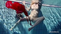 Die russische Teenie Lucie geht unter Wasser schwimmen