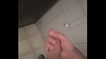 Tocando uma no banho