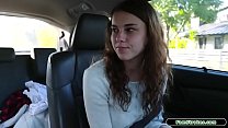 19-летняя падчерица сосет отчиму в машине