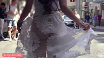 Funk City - Jeny Smith marche en public dans une robe transparente sans culotte
