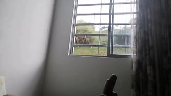 Вскоре мой сосед обнаруживает меня мастурбирует, но в конце концов я выбежать из того же окна
