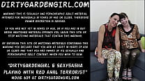 Dirtygardengirl и SexySasha играют с красным анальным террористом и пролапсом