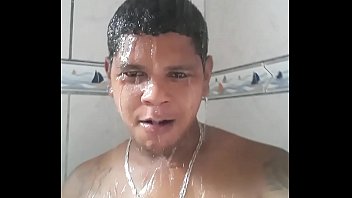Cumming sotto la doccia