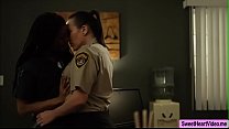 Kira ayuda a la oficial Sinns a llegar al orgasmo