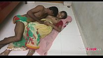 サリーの床で愛の情熱的な熱いセックスを作るヒンディー語テルグ村のカップル