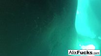 Лесбийское развлечение под водой со скрытой камерой с Alix и Jenna