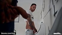 Секс с писсуаром с двумя татуированными мужчинами в общественном туалете - BROMO